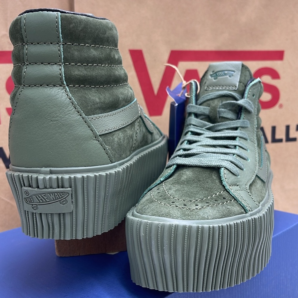 Vans WMNS Sk8-Hi Reissue 3 Platform Lx Suede/Leather Army
VN000CNFARM
Mono Snkrs - Picture 8 of 16